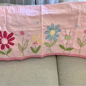 Pottery barn kids Daisy garden Patchwork window valance multi on pink 18” x 44”
